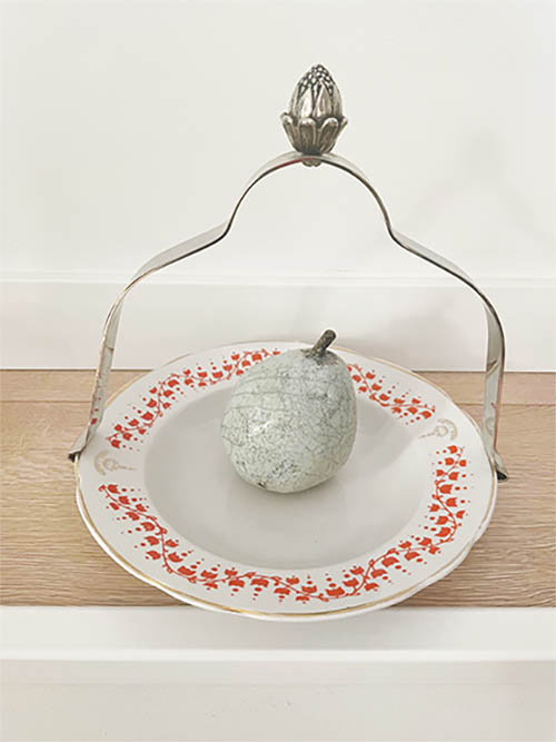 Pera en un plato antiguo con soporte de plata — Desconocido / Klaas de Boer